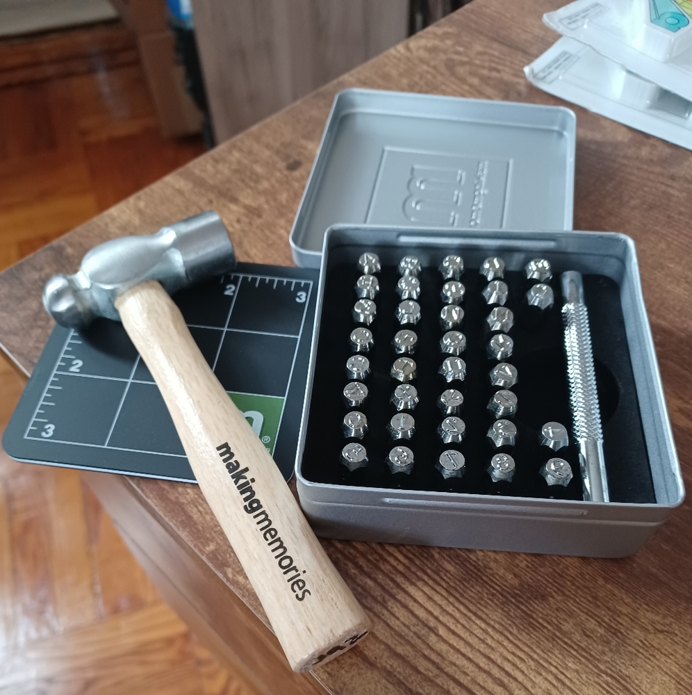 Making Memories embossing set